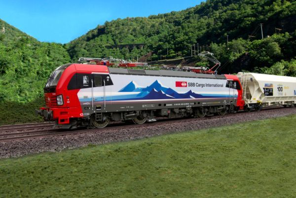 Farbe rot/pastell, Name "Simplon", Werbeaufdruck "SBB Cargo International", Zulassung D/CH/IT